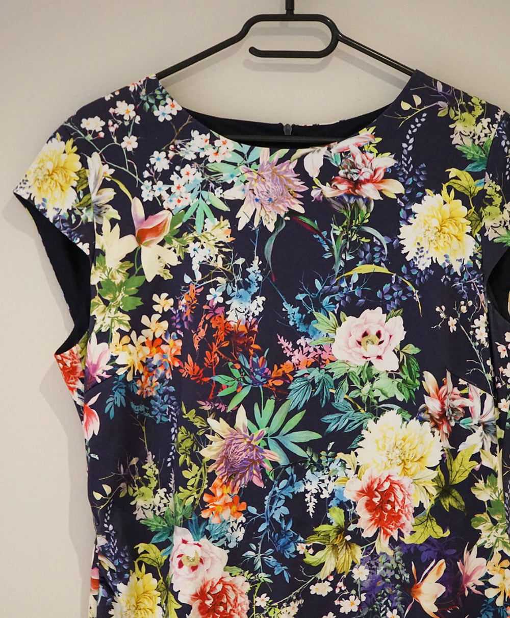 Dressire, donkerblauwe jurk met bloemenprint